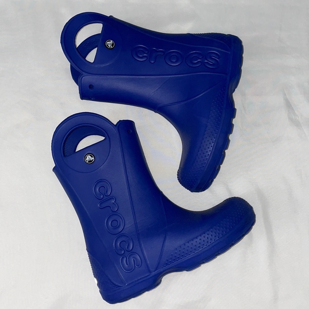 Kids 💙 blue CROCS 🐊 size 2